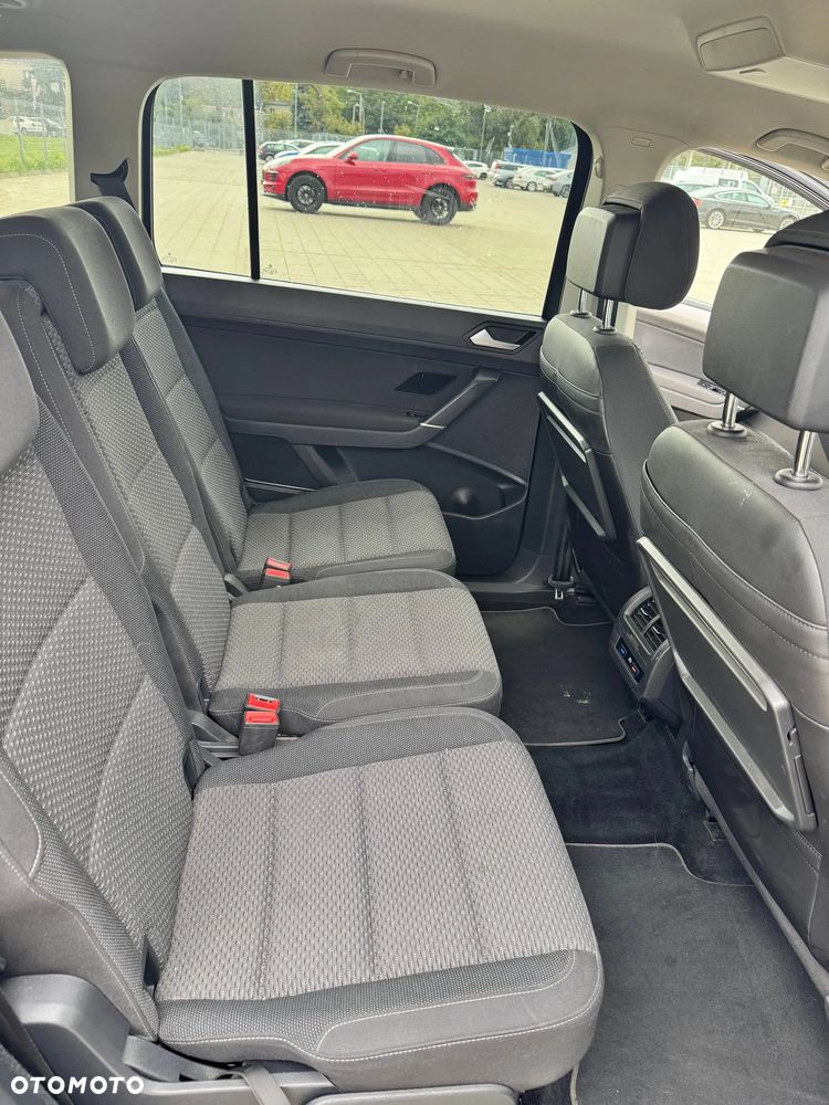 Volkswagen Touran - 11