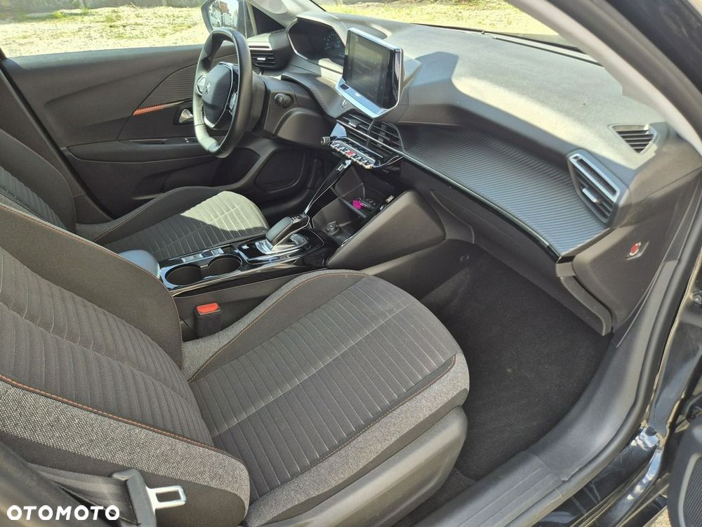 Peugeot 208 - 8