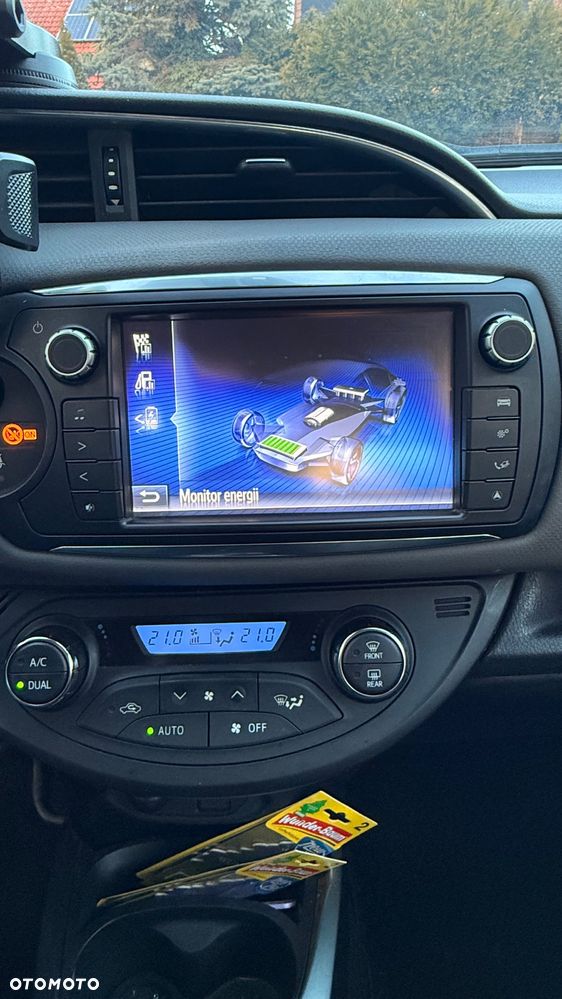 Toyota Yaris Hybrid 100 Premium - 10