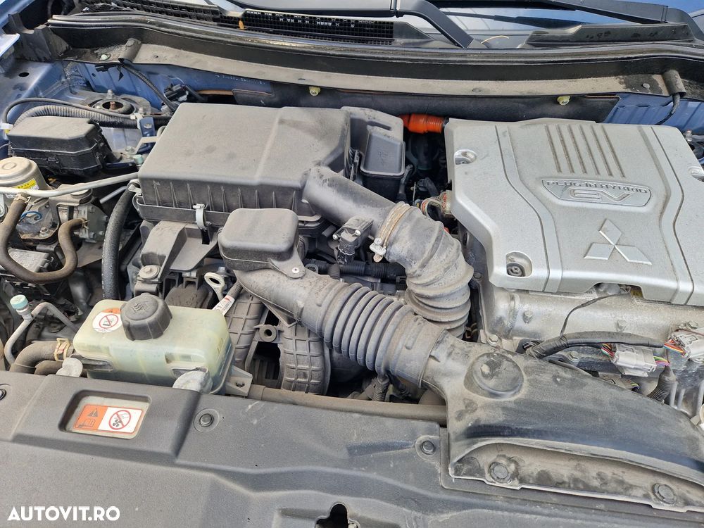 Mitsubishi Outlander 2.0 4WD Plug-In Hybrid Plus - 9
