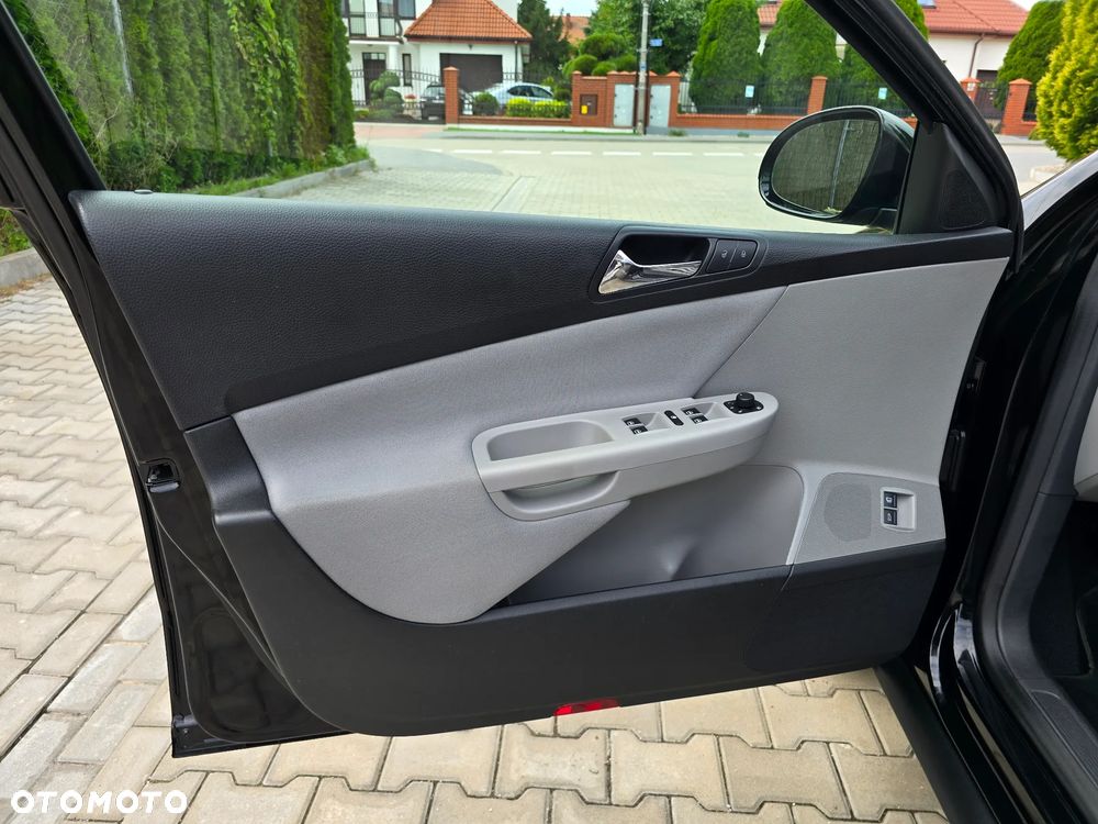 Volkswagen Passat 2.0 TDI DPF BlueMotion Technology Sportline - 15
