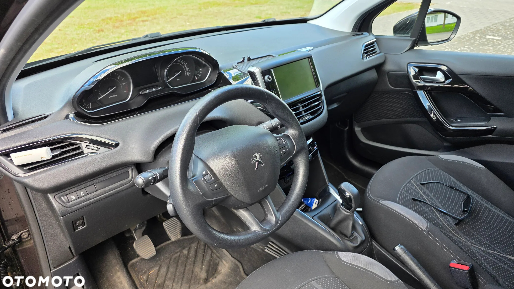 Peugeot 208 - 8