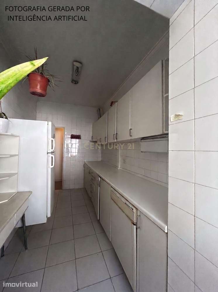 T3 transformado em T2 perto dos correios da  Cova da Piedade. - Grande imagem: 3/24