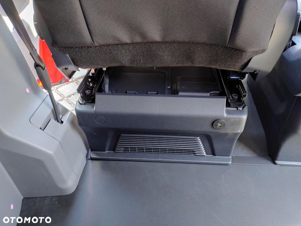 Volkswagen Caravelle 2,0 l TDI 150 KM / skrzynia biegów: 6-biegowa manualna rozstaw osi: 3500 mm - 26