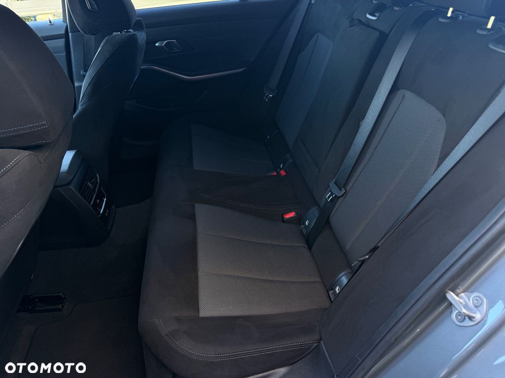 BMW Seria 3 330i xDrive M Sport - 28