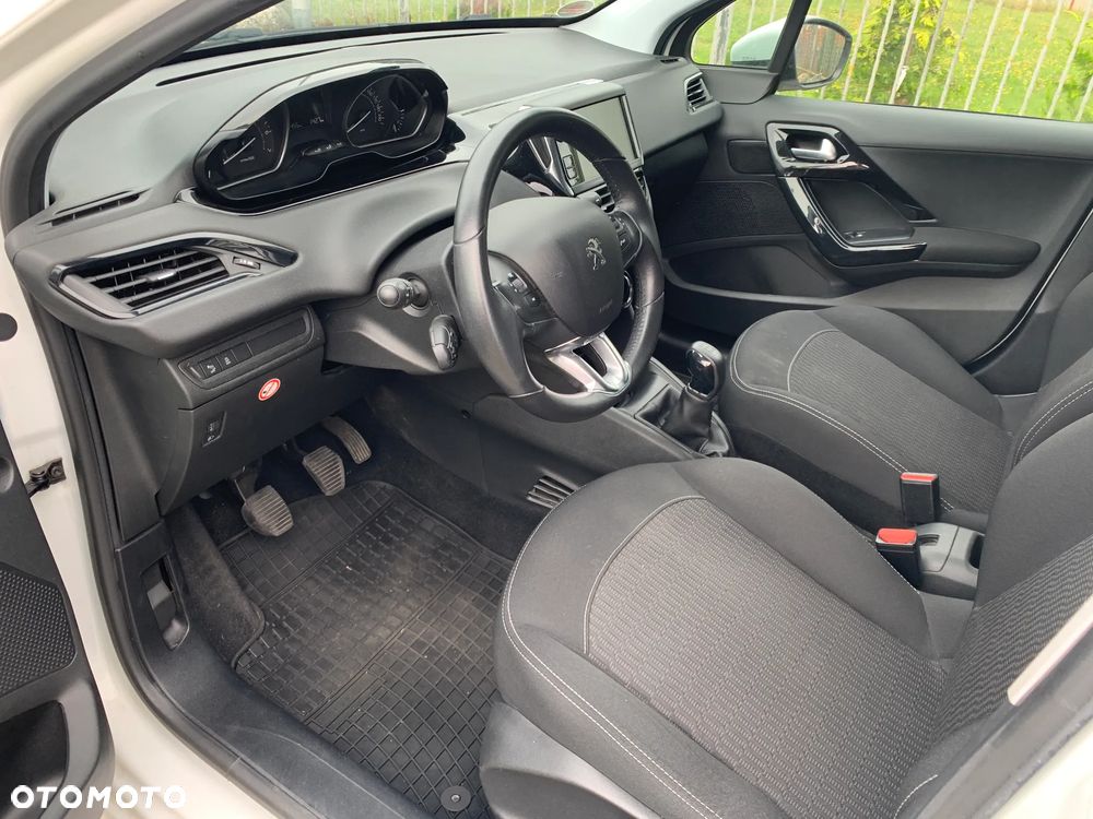 Peugeot 208 - 5