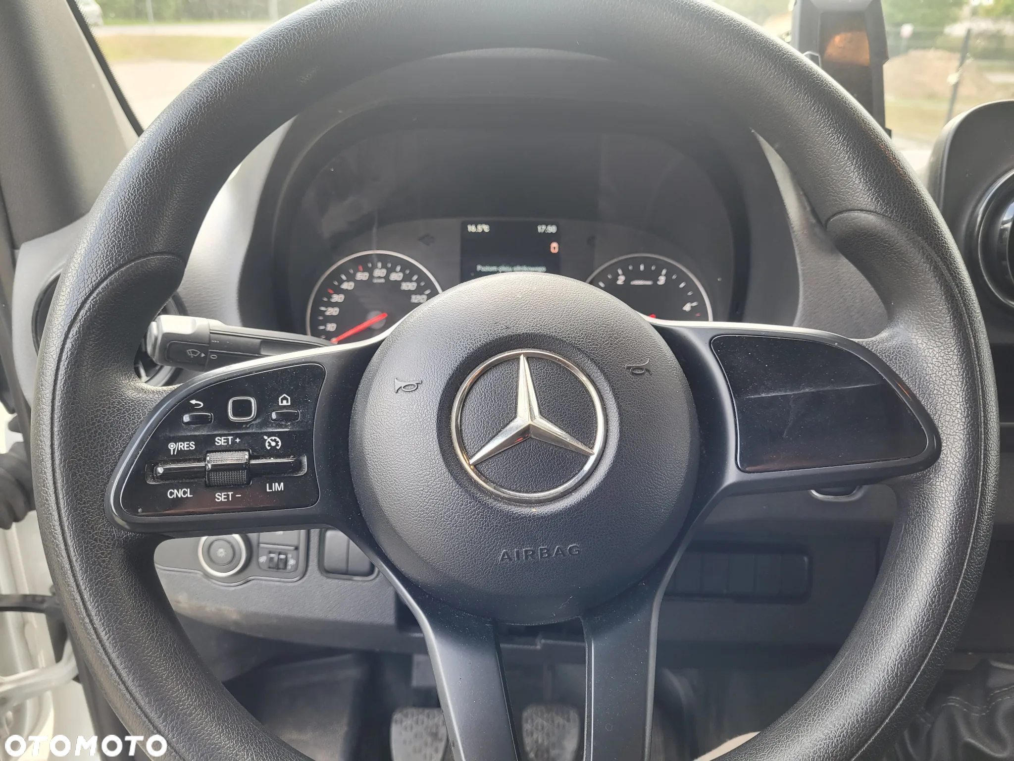 Mercedes-Benz Sprinter - 15
