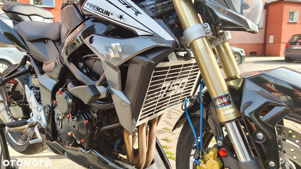 Suzuki GSR - 8