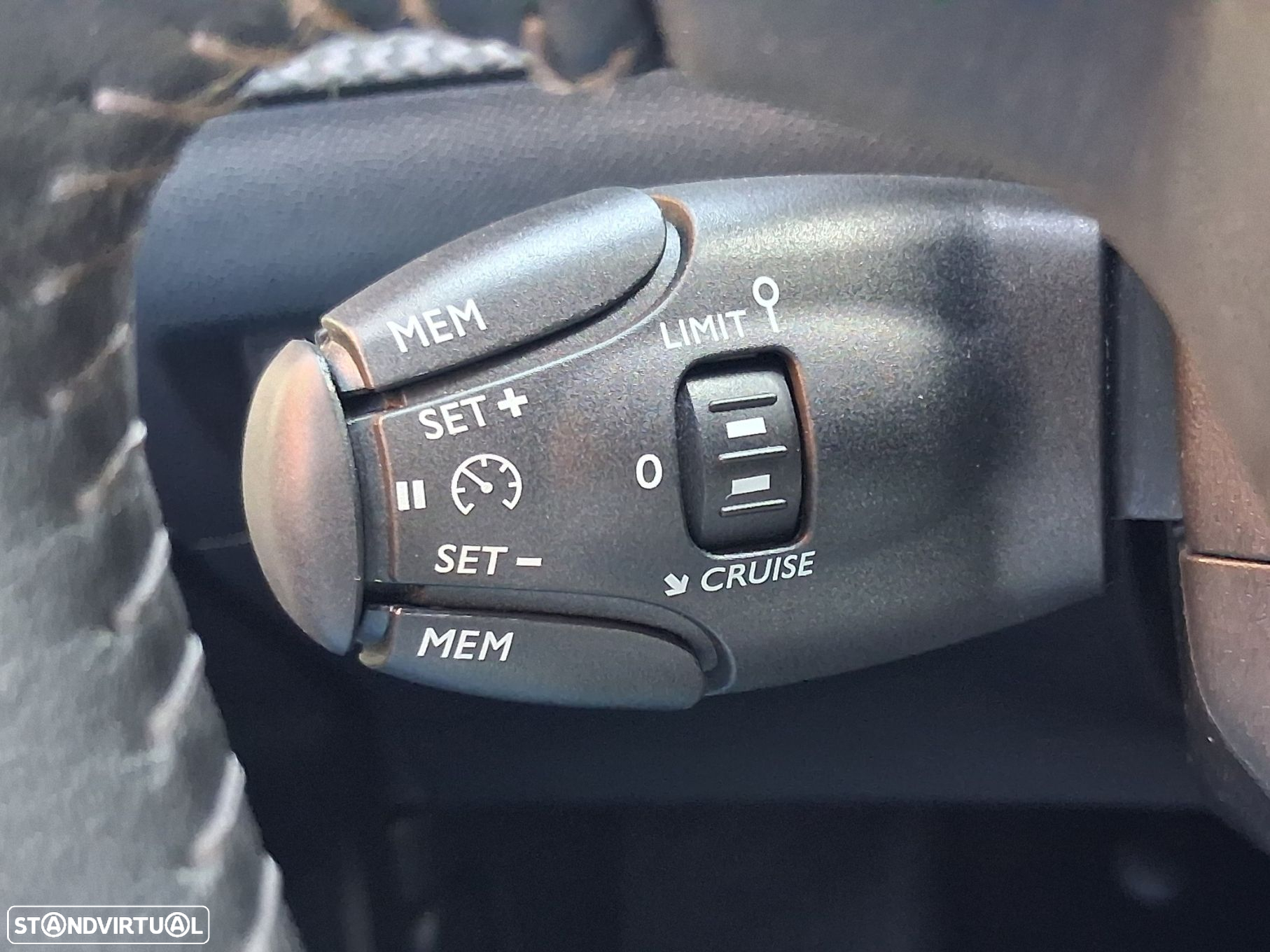 Peugeot 2008 1.2 PureTech Allure EAT8 - 39