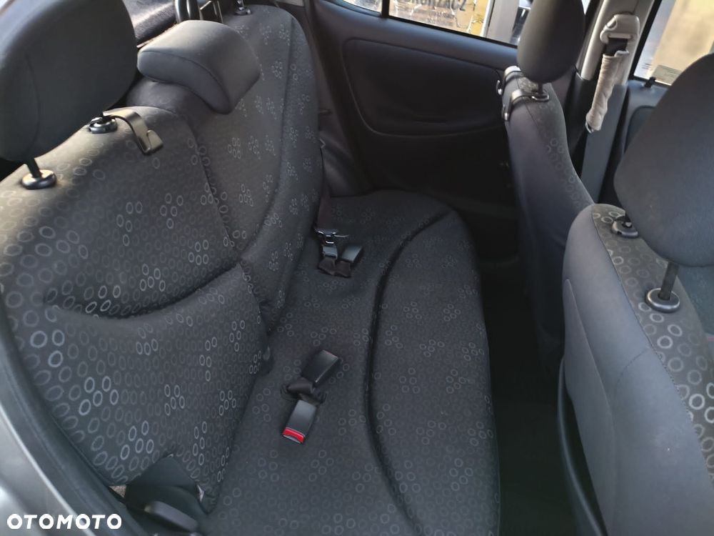 Toyota Yaris 1.0 Base - 32