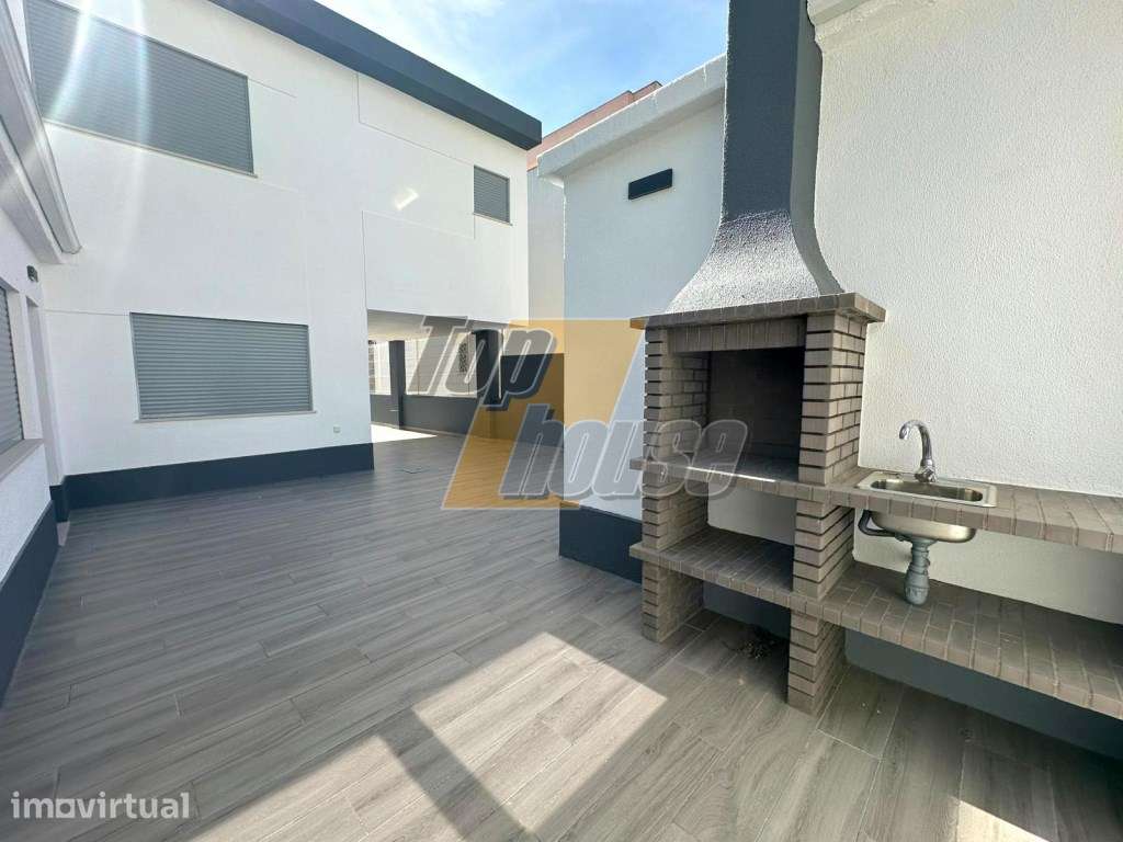Moradia Geminada V4+1 com piscina - Santo António de Caparica - Pos... - Grande imagem: 3/41