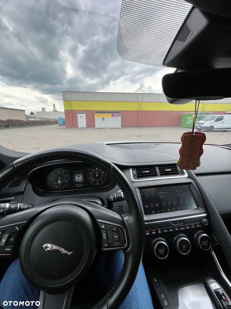 Jaguar E-Pace P250 AWD R-Dynamic - 6