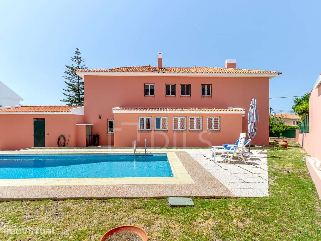 Moradia T8 isolada, com jardim e piscina no centro da Parede - Grande imagem: 2/47
