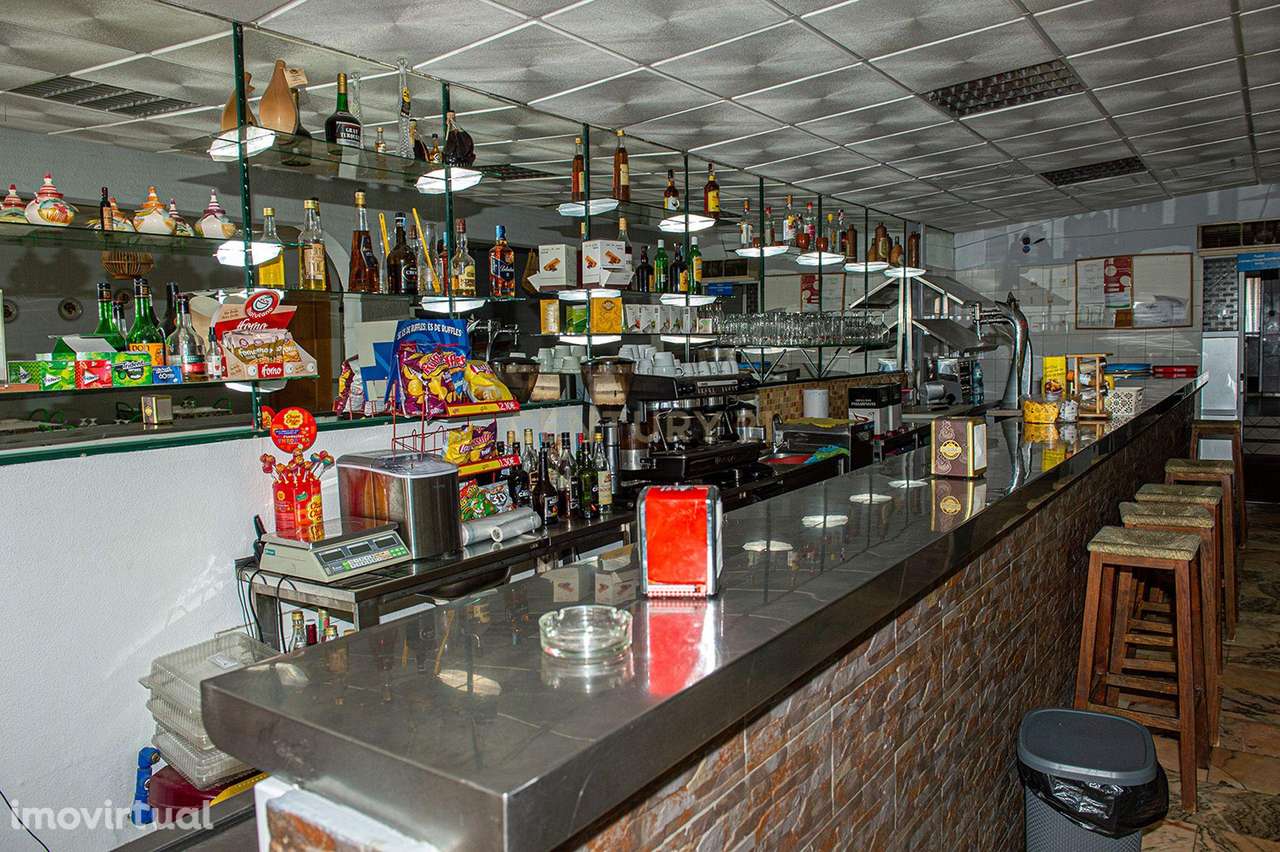 Restaurante com 60 lugares e um Apartamento T2 - Grande imagem: 2/28