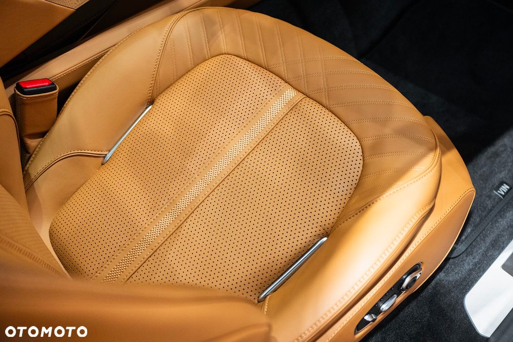 Aston Martin DBX - 11