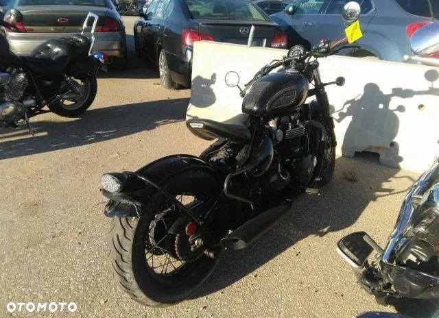 Triumph Bonneville Bobber - 12