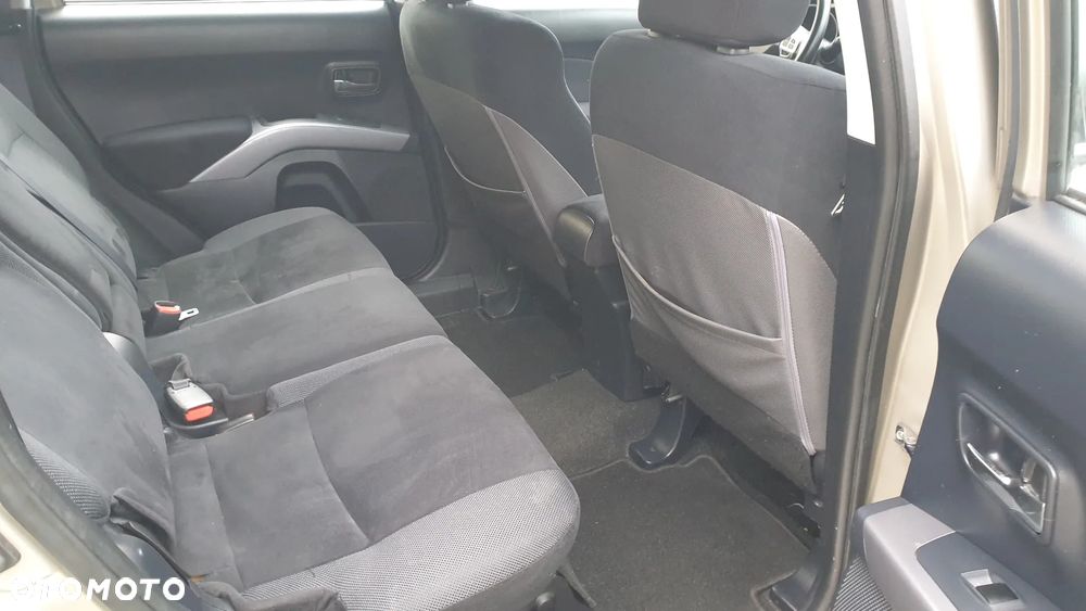 Mitsubishi Outlander 2.0 DI-D 4WD Invite - 17