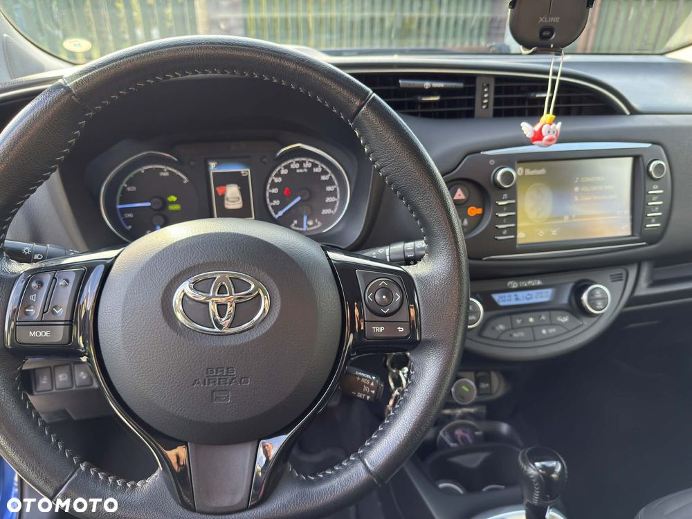 Toyota Yaris Hybrid 100 Premium - 10