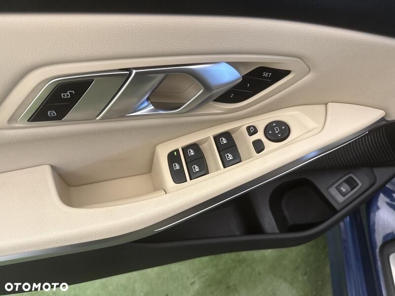 BMW Seria 3 318i - 13