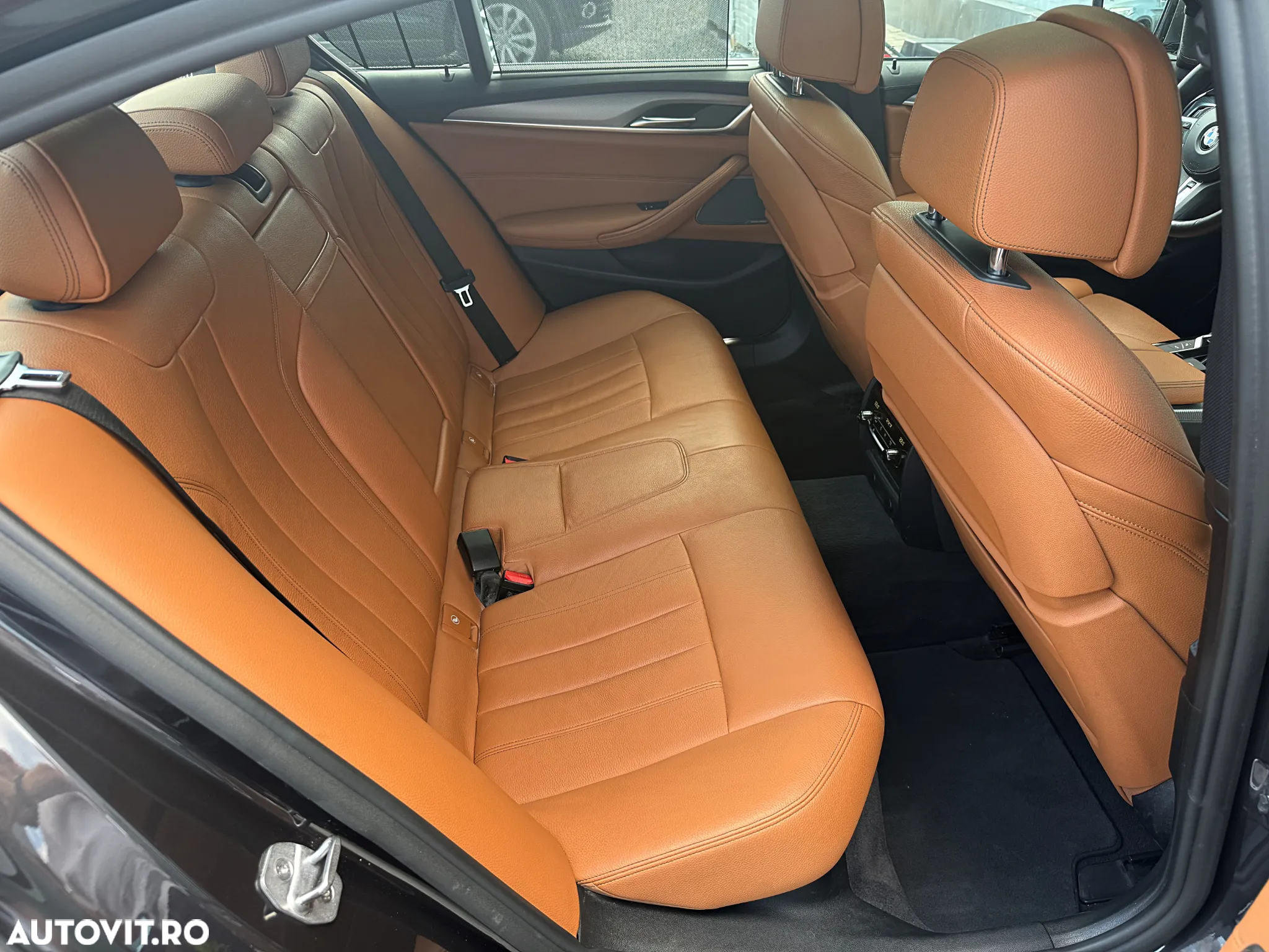 BMW Seria 5 550i xDrive - 33