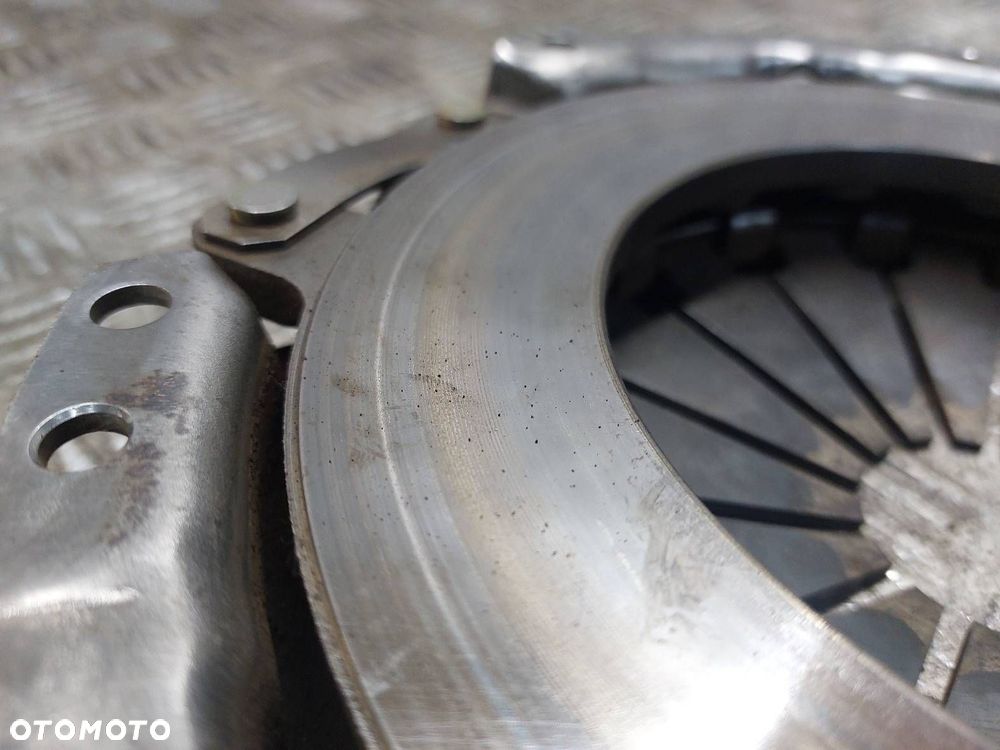 SPRZĘGŁO TARCZA + DOCISK + ŁOŻYSKO OPOROWE TOYOTA YARIS I 1.4 D4D - 6