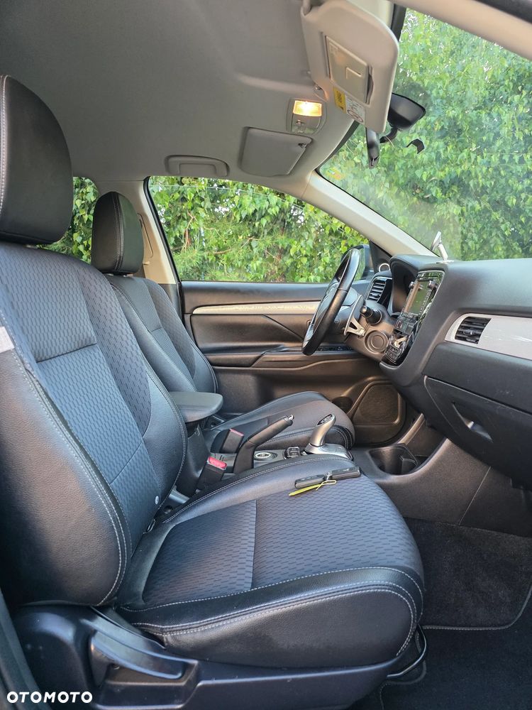 Mitsubishi Outlander 2.0 4WD Plus - 23