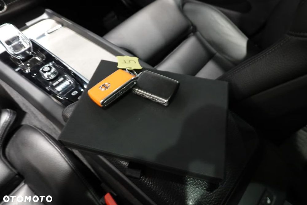 Volvo XC 60 T6 Plug-In Hybrid AWD R-Design - 27