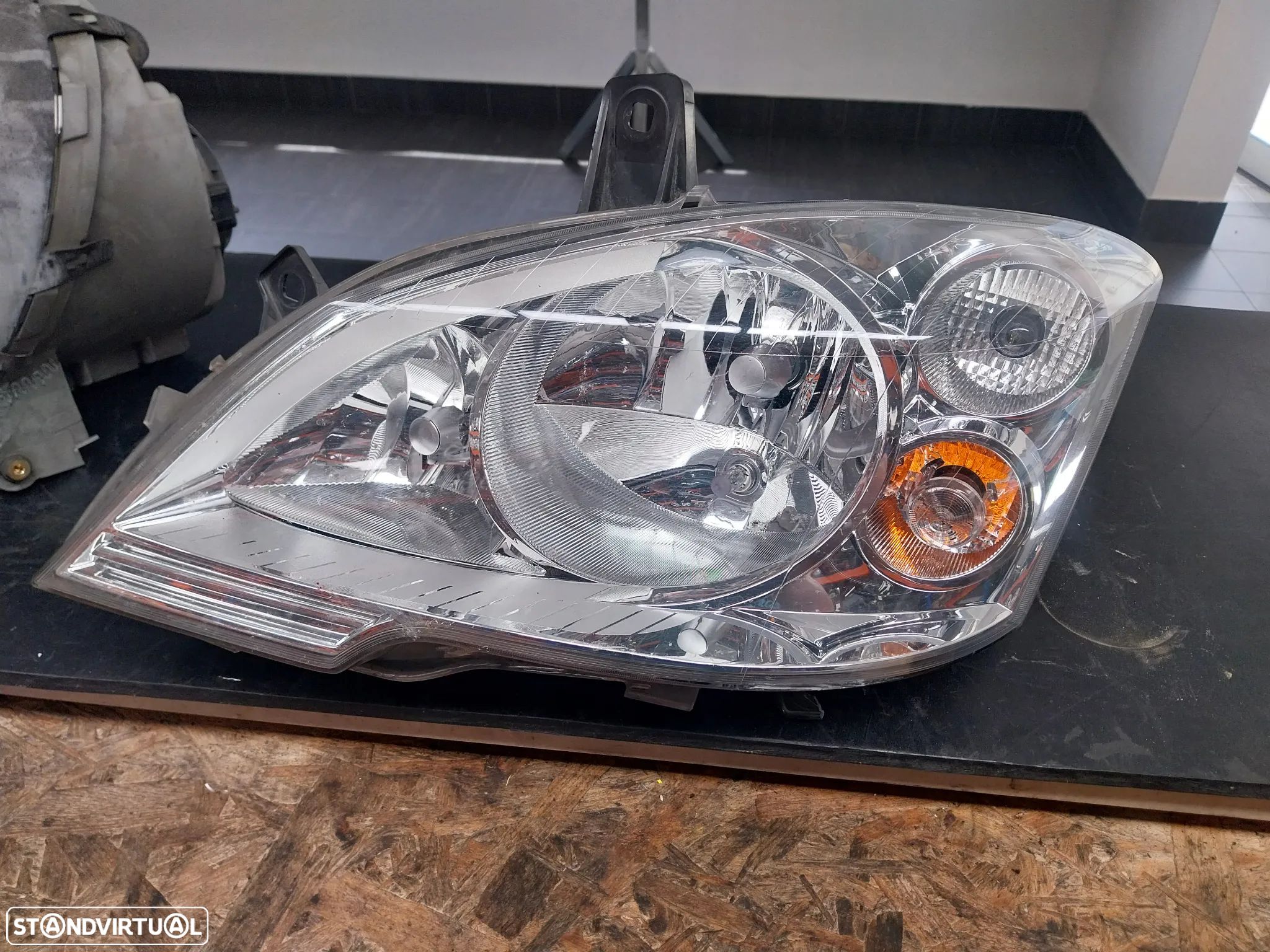 Farol frente esquerdo Mercedes-Benz Vito/Viano Ref: A6398201861 - 1