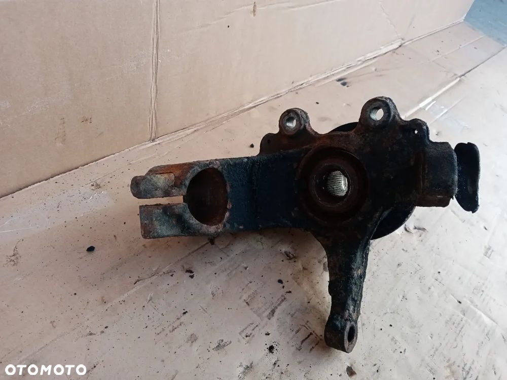 Zwrotnica piasta lewy przód Ford Focus MK2 1.8 16V - 5