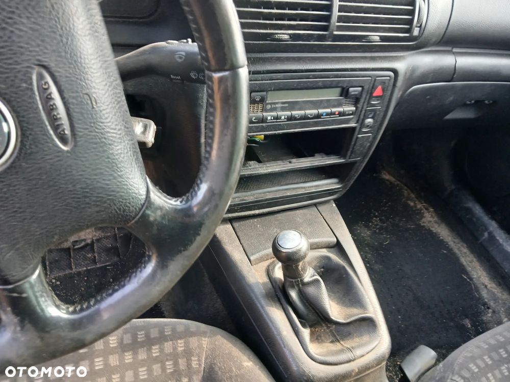 volkswagen passat B5 lift kombi fotel fotele kanapa deska kokpit podsufitka boczek boczki klamka - 5