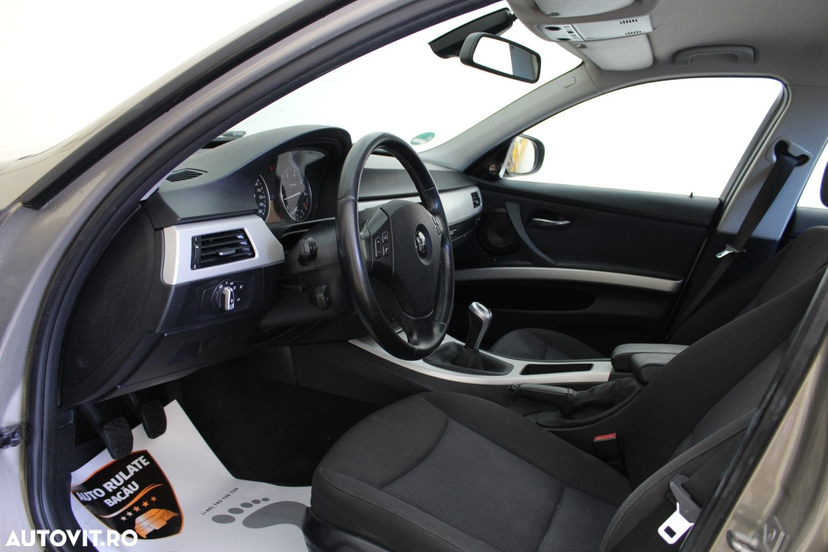 BMW Seria 3 318i Touring - 12