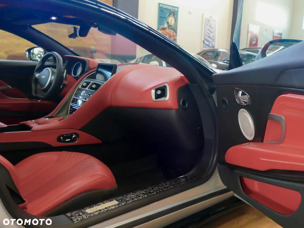 Aston Martin DB11 V12 AMR - 11