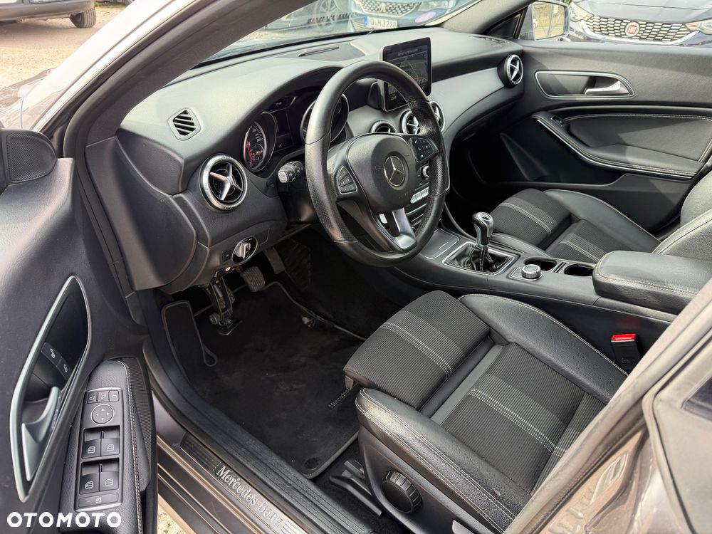 Mercedes-Benz CLA 180 Urban - 23