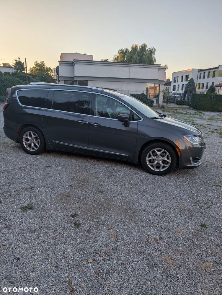 Chrysler Pacifica - 8