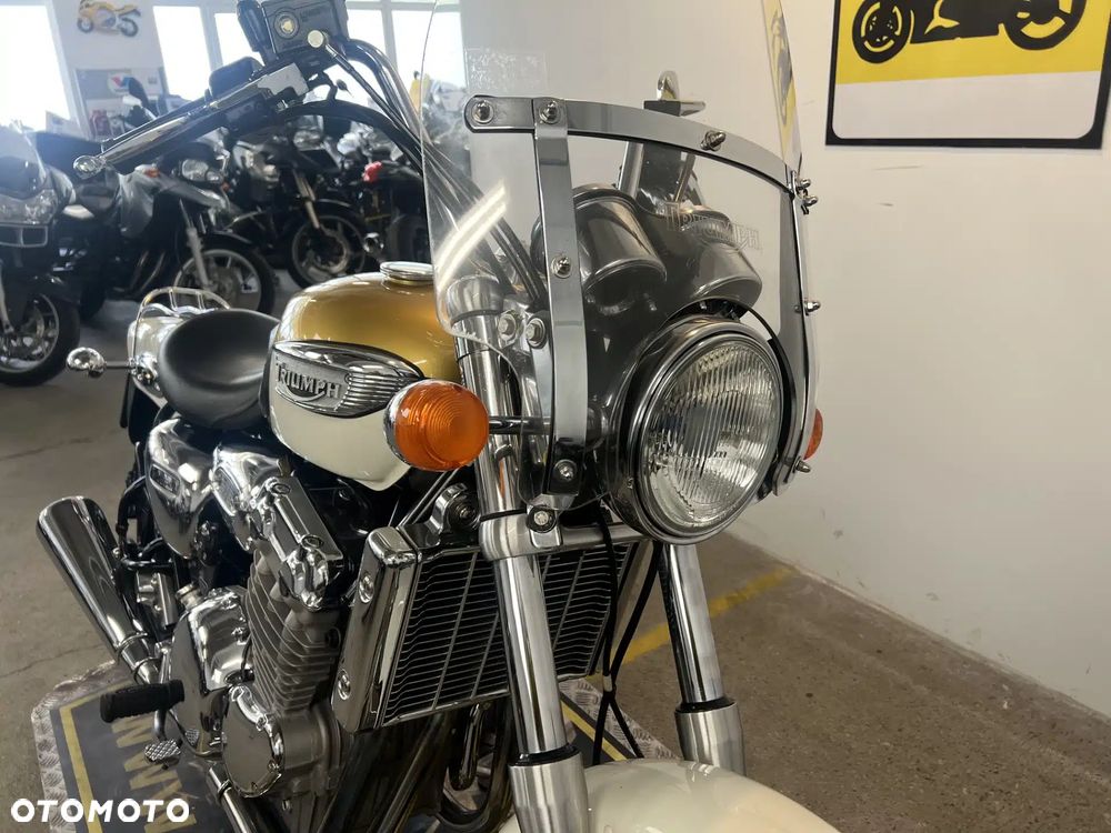 Triumph Adventurer - 8