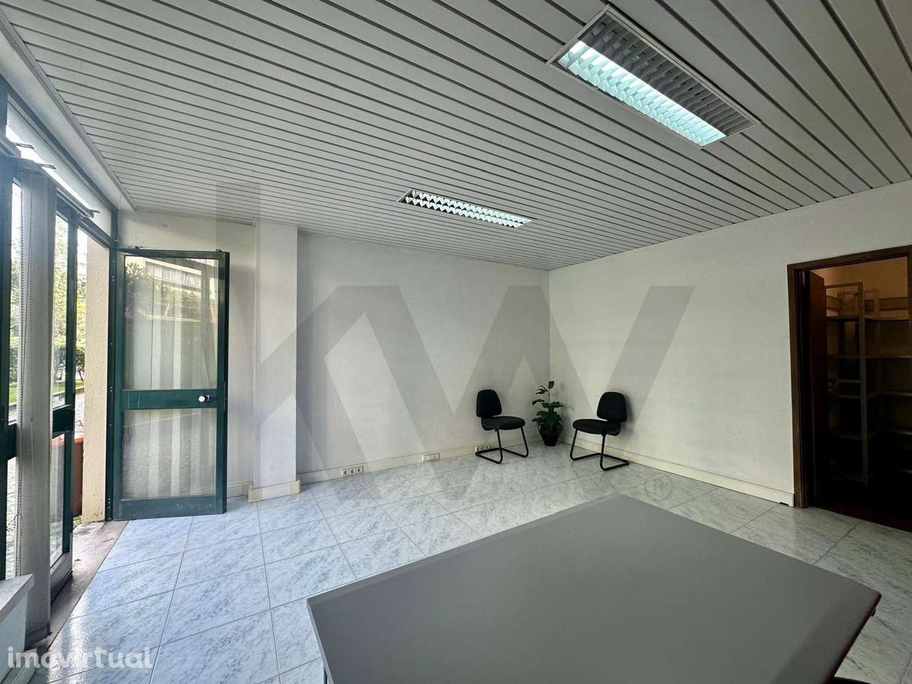 Loja com 31m2,  com  montra de rua,  casa de banho e  arrumos . - Grande imagem: 3/14