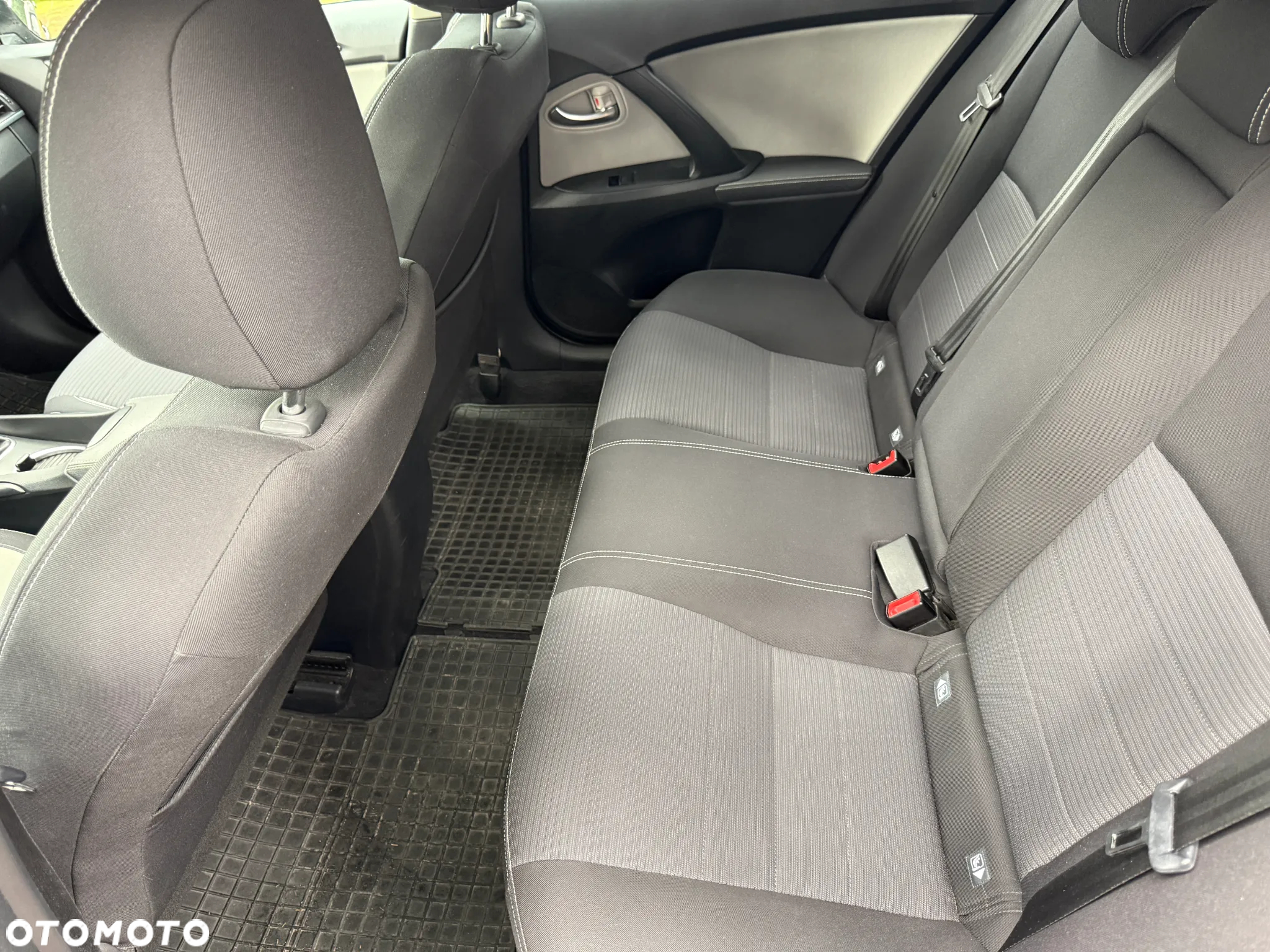 Toyota Avensis - 8