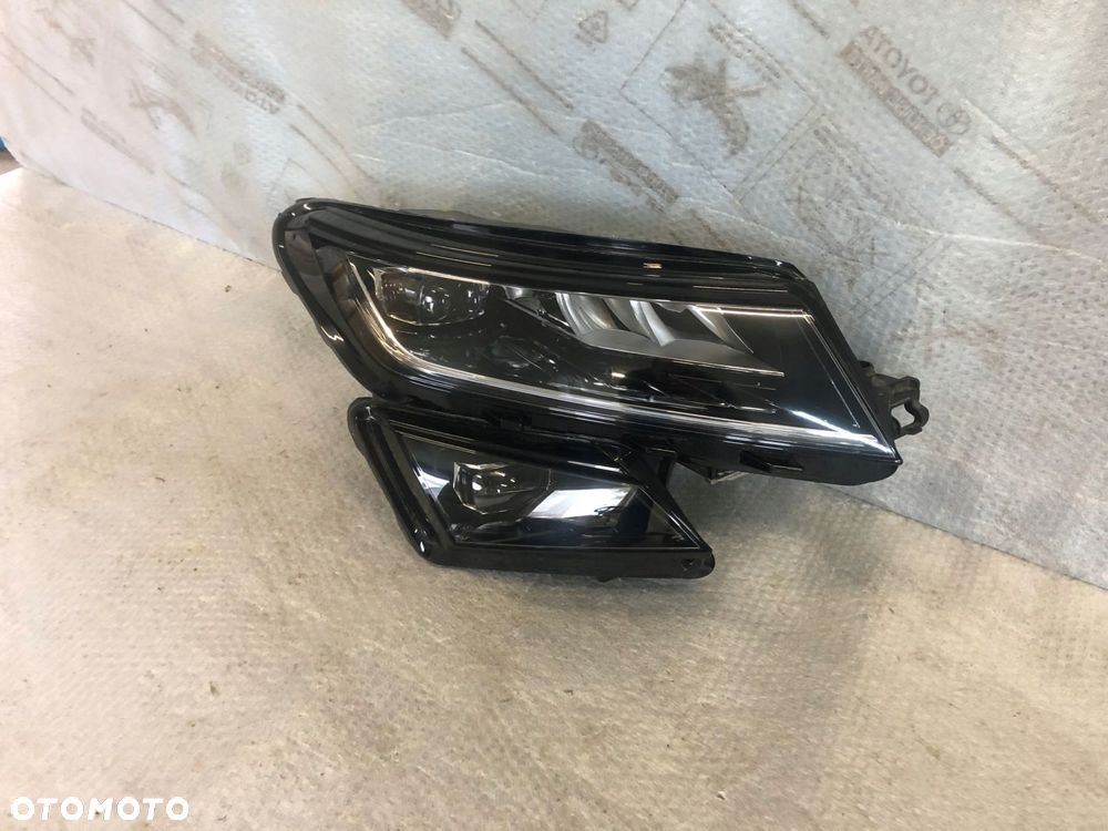 Skoda Kodiaq Lampa Reflektor prawy prawa full led nr.00