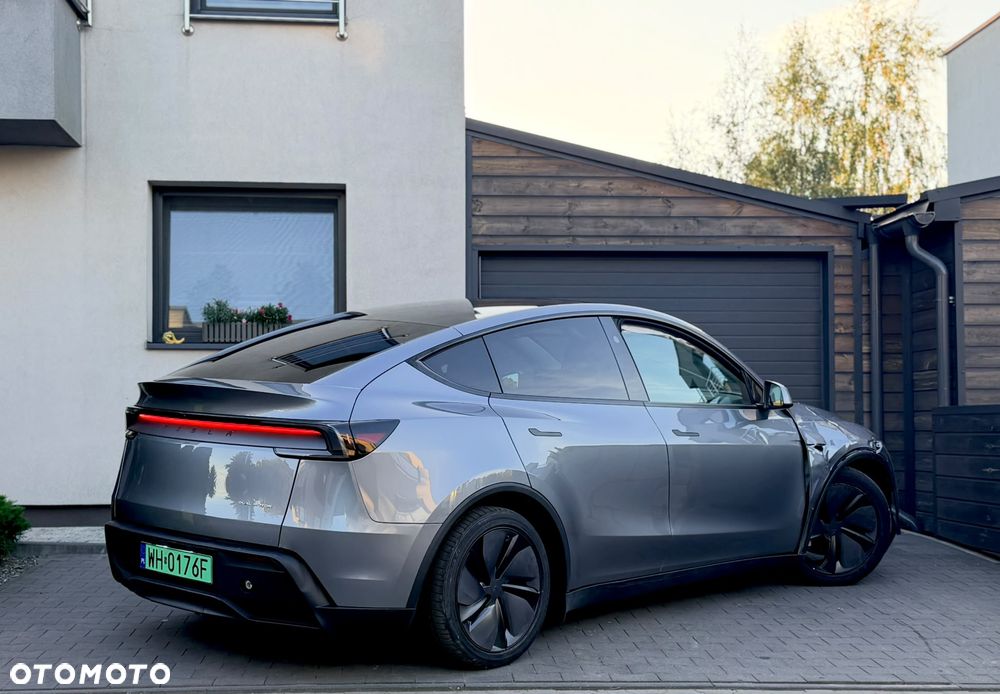 Tesla Model Y Long Range AWD - 13