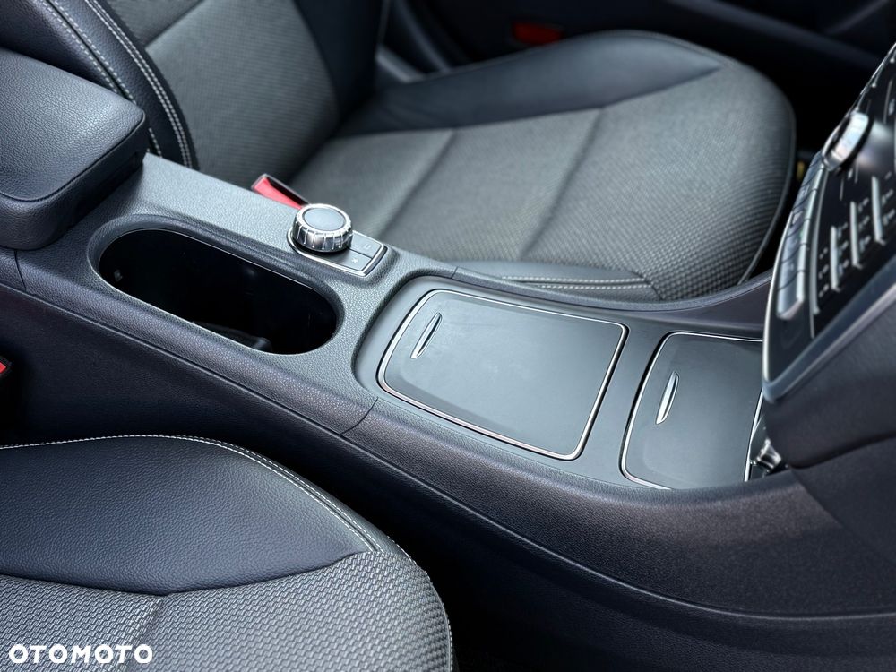 Mercedes-Benz CLA 180 7G-DCT - 30