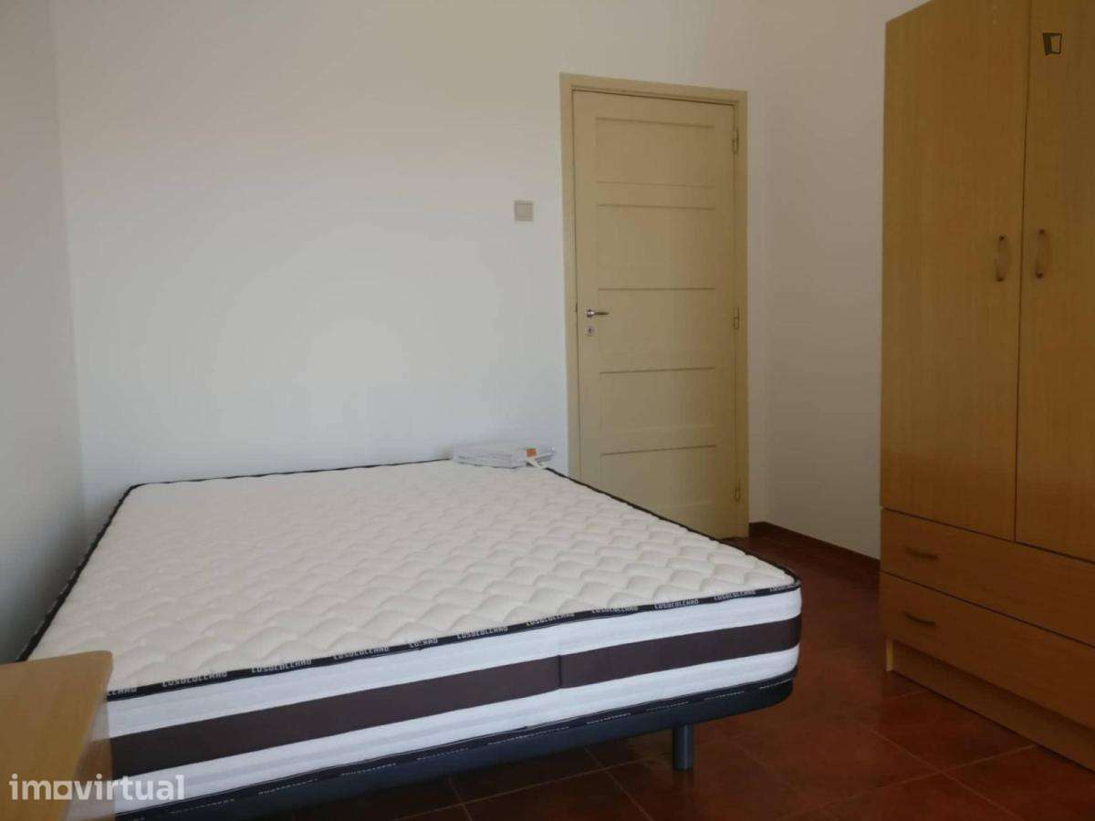 Quarto - localizado em Montes Claros Coimbra - Grande imagem: 2/18