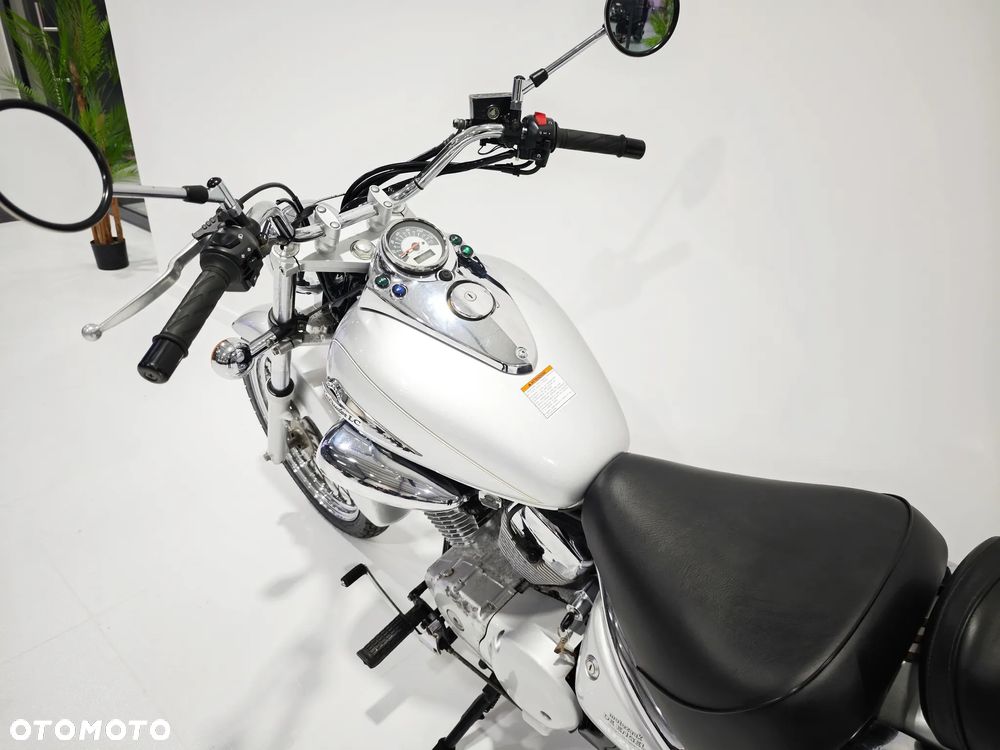 Suzuki Intruder - 12