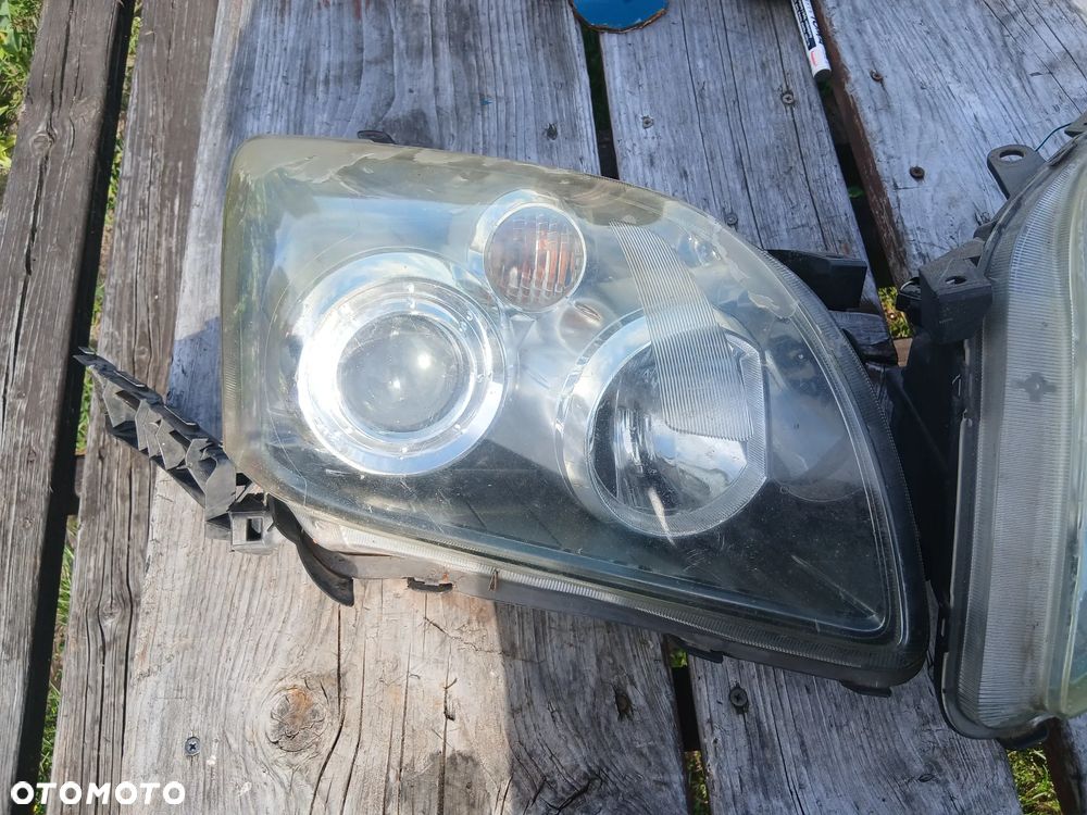 lampy przód toyota avensis T 25 T25 - 3