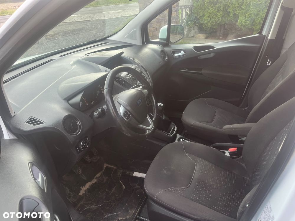 Ford Transit Courier - 19