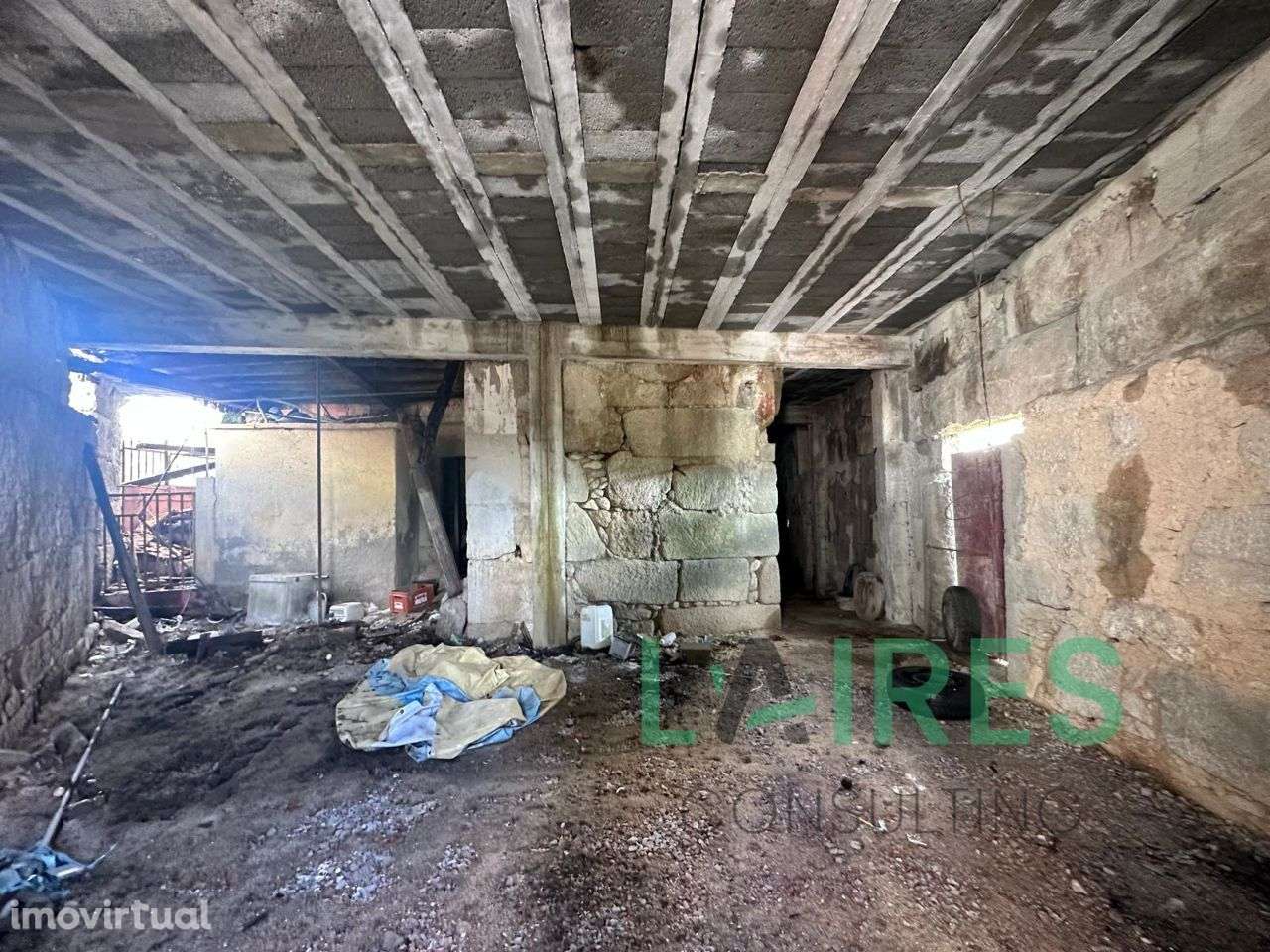 Moradia em pedra para restauro - Vila Cova de Tavares - Grande imagem: 4/6