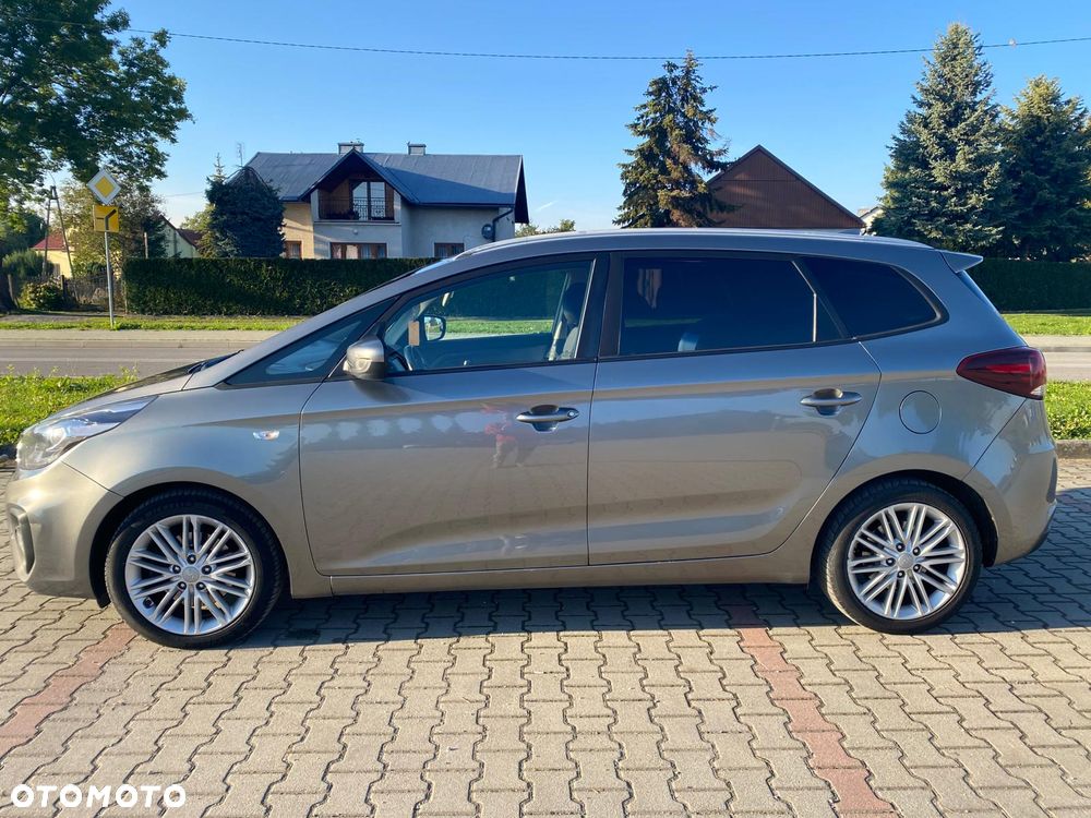 Kia Carens - 11