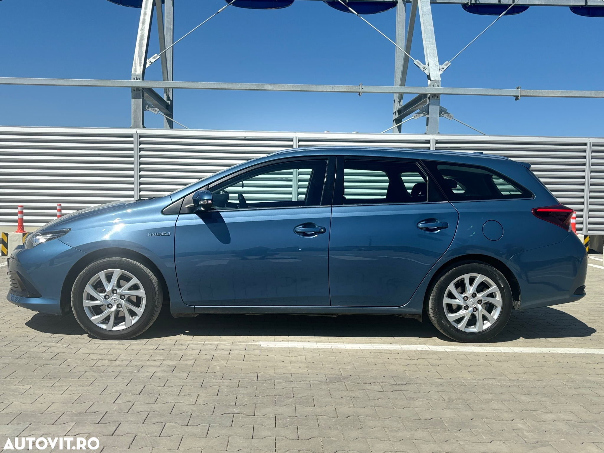 Toyota Auris 1.8 L VVT-i HSD Sol + - 10