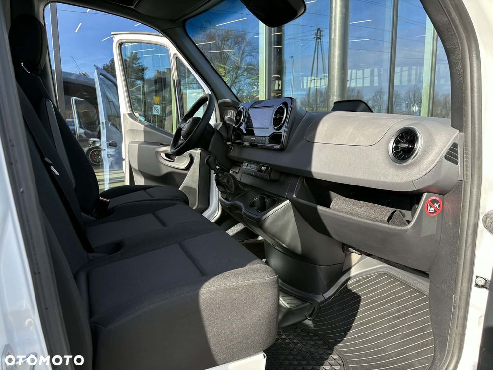 Mercedes-Benz Sprinter - 13