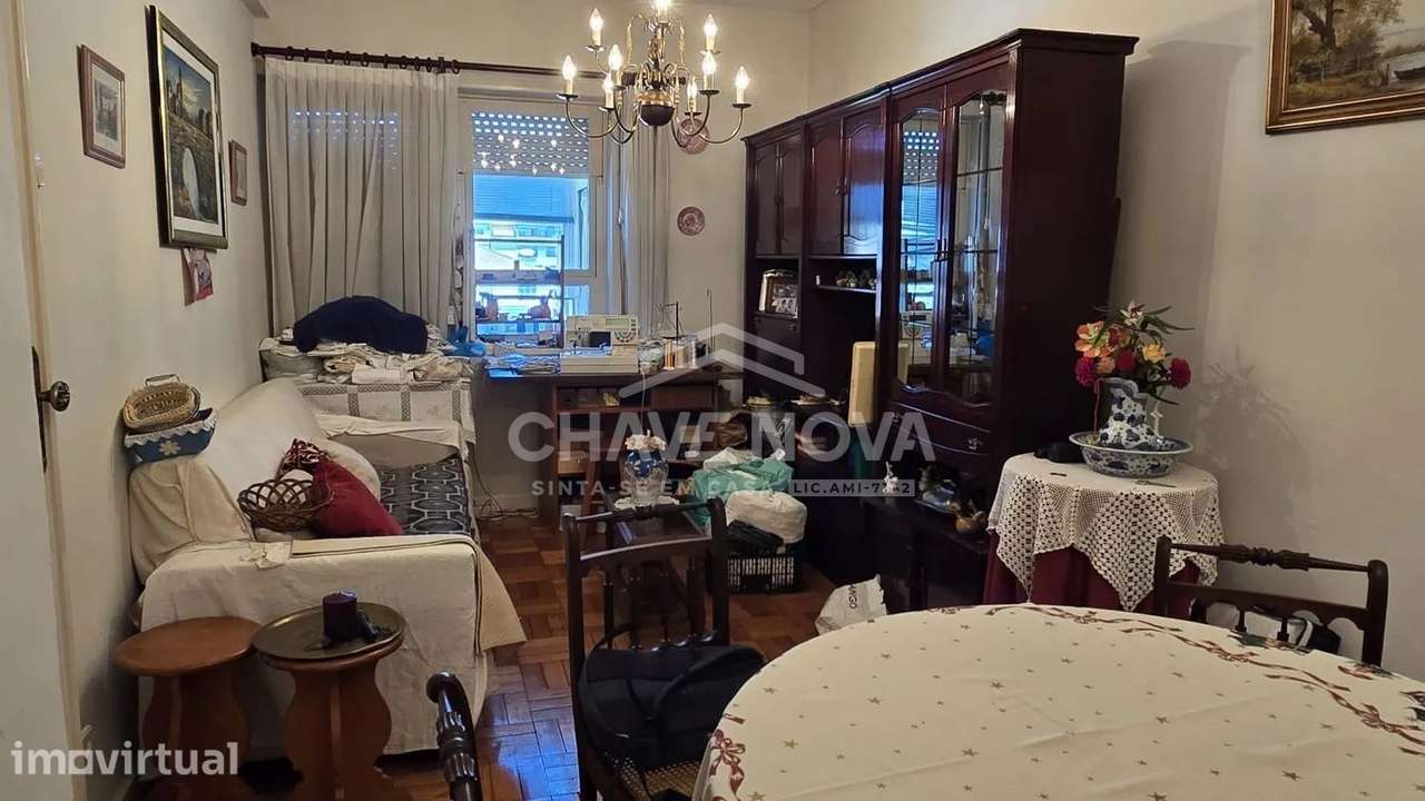 T2 com Duas Frentes, Varandas e Anexo | Rua da Alegria | Porto - Grande imagem: 2/8