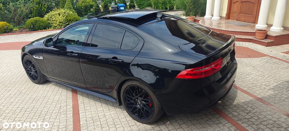 Jaguar XE 2.0 T R-Sport - 4